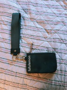 💚Lululemon green Wristlet Key Pouch💚